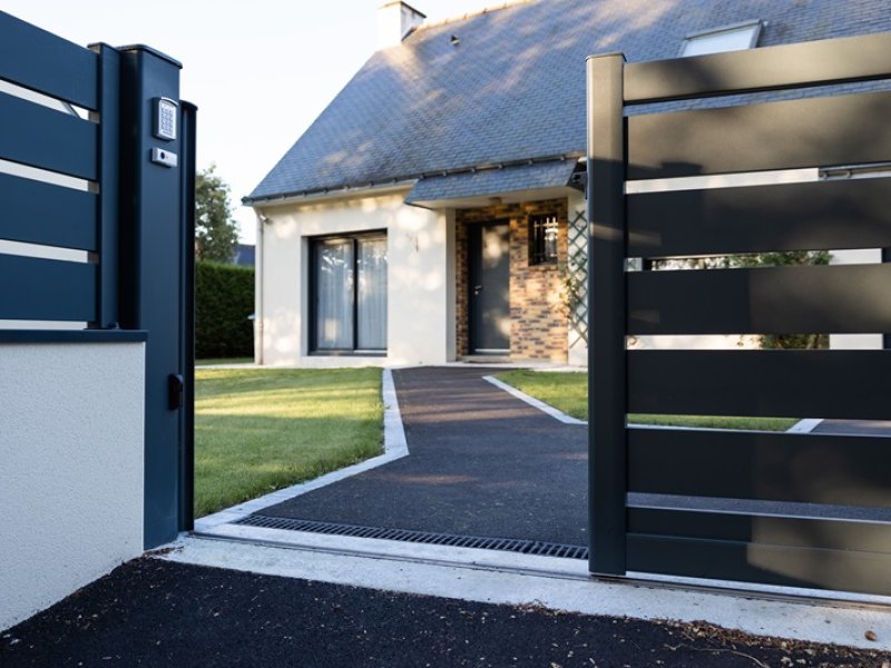 17092024-2J5A7667 Portail en aluminium, muret maçonné, enrobé, gazon