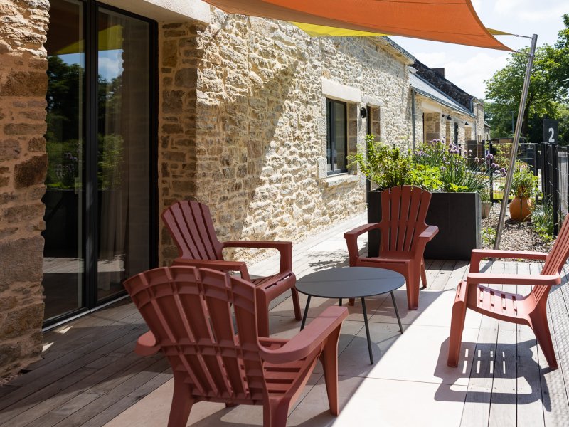 22052025-2J5A8293 Terrasse en bois et insertion de grès cérame, abritée par 2 toiles d'ombrage.